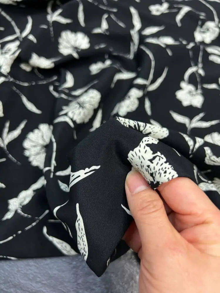 140CM Wide 18MM Silk Crepe de Chine Fabric Stretch-White Floral Painting on Black Printed Design for Thin Pants Dress DIY Sewing Material D1596