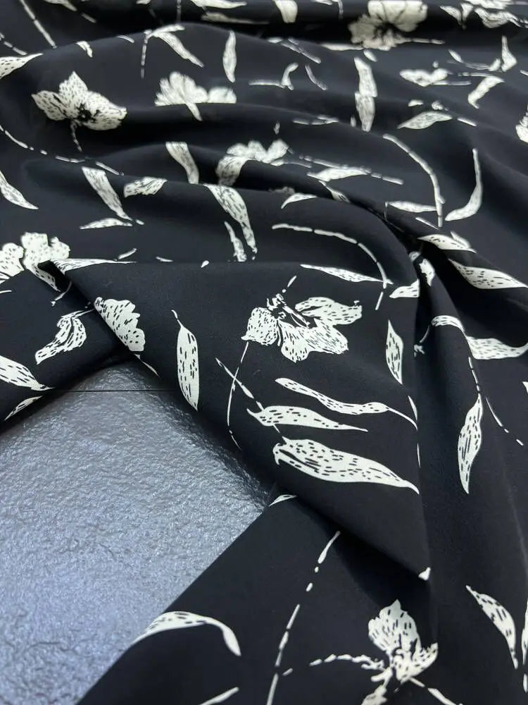 140CM Wide 18MM Silk Crepe de Chine Fabric Stretch-White Floral Painting on Black Printed Design for Thin Pants Dress DIY Sewing Material D1596