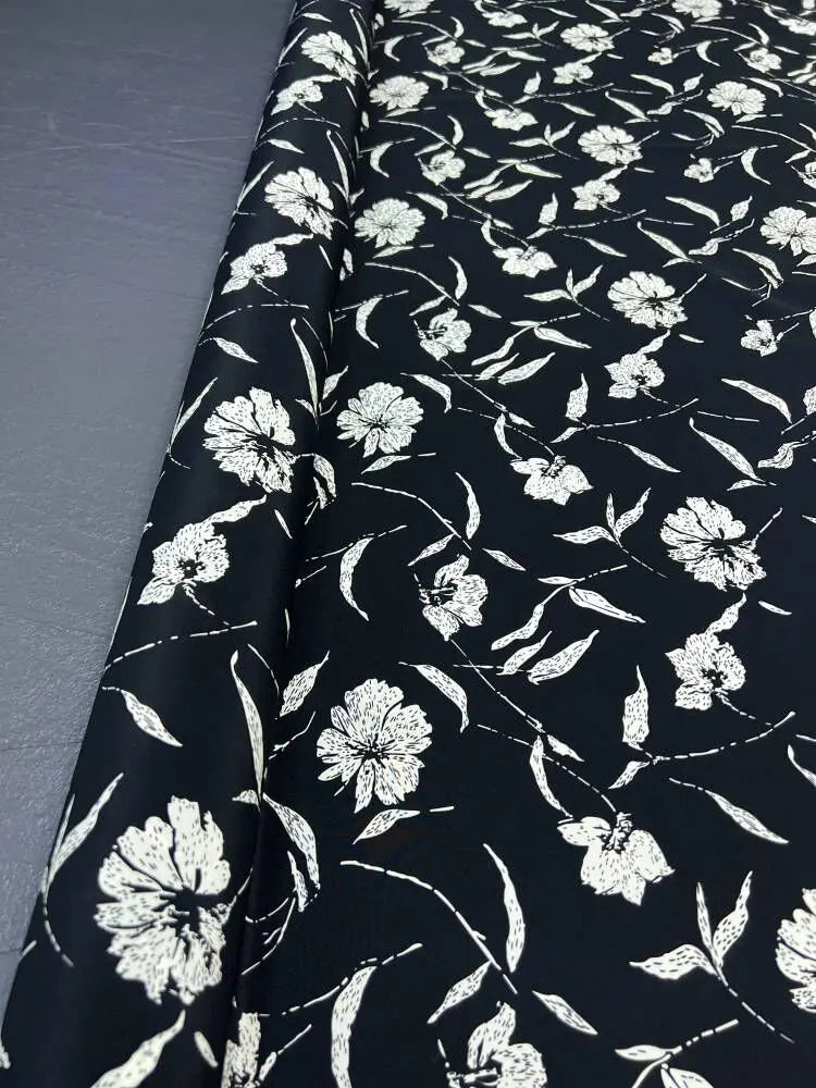140CM Wide 18MM Silk Crepe de Chine Fabric Stretch-White Floral Painting on Black Printed Design for Thin Pants Dress DIY Sewing Material D1596